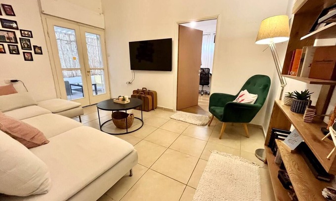 Tel Aviv Apartment | Central and specious 1 bedroom with a balcony