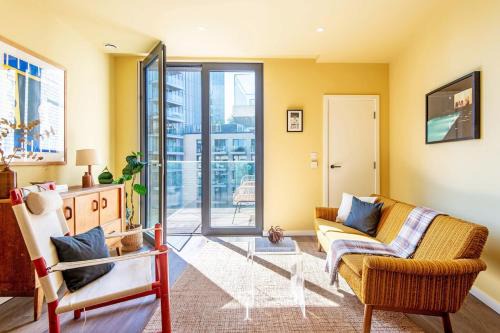 Whitechapel Apartment | Central and Specious Apartment in City of London with a Balcony