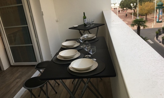 Arcachon Apartment | Central Arcachon Apartment with Sea Views, Parking & Balcony, Steps from Beach & Shops