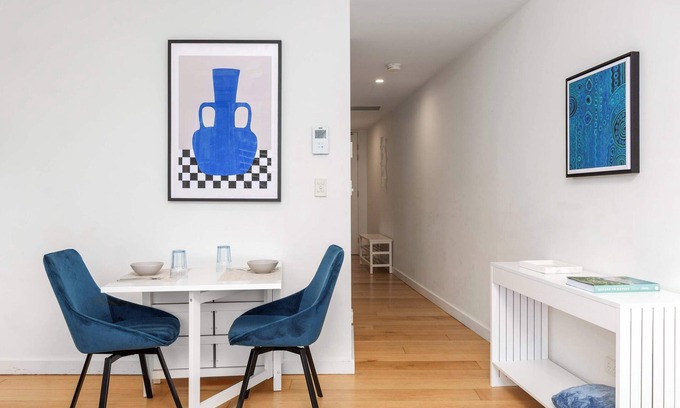 Surry Hills Apartment | Central art-deco 1bed with balcony & aircon