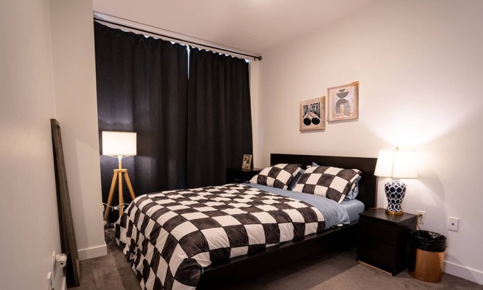 Richmond City Centre Apartment | Central by Airport Getaway / 1 Min Walk to Club Versanté (5 star Amenities)