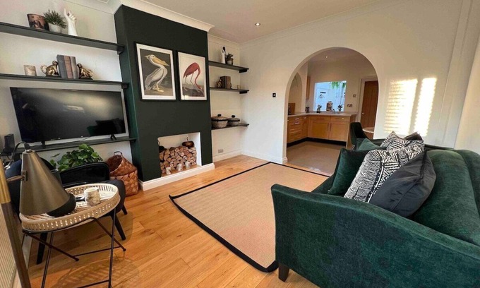 Chester House | Central Cottage with Parking by Cheshire Escapes