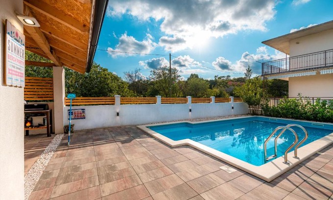 Gustirna Apartment | Central Dalmatian Pool&Grill House