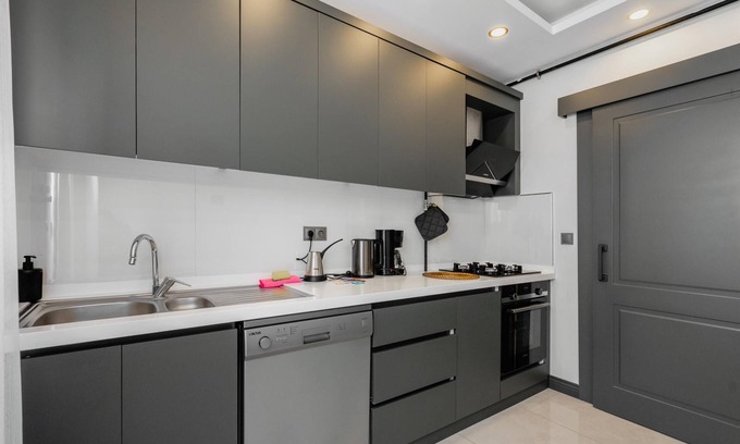 Lara Apartment | Central Flat w Balcony 5 min to Lara Beach