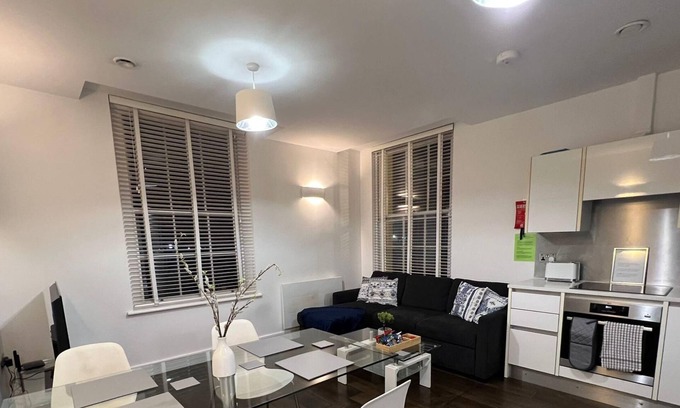 Reading Apartment | Central | Free Secure Parking | Relocating Families