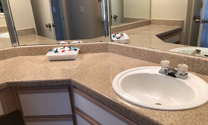 Astrodome Apartment | Central Furnished 2b/2b Apt by the HTX Med Center