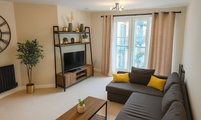 Hatfield Apartment | Central Hatfield | Free Parking | Sleeps up to 4 | With Balcony