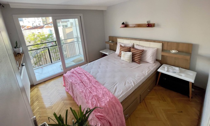 Old Town Bed & Breakfast | Central Izmir Delight : Cozy Alsancak Apartment