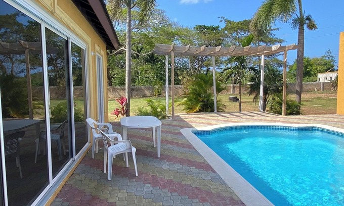 Runaway Bay Apartment | Central located apartment. Beach, pool and parking access. Pet friendly