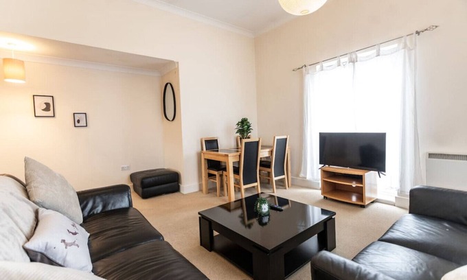 Swindon Apartment | Central Location*Long Stay Discounts*Free Parking