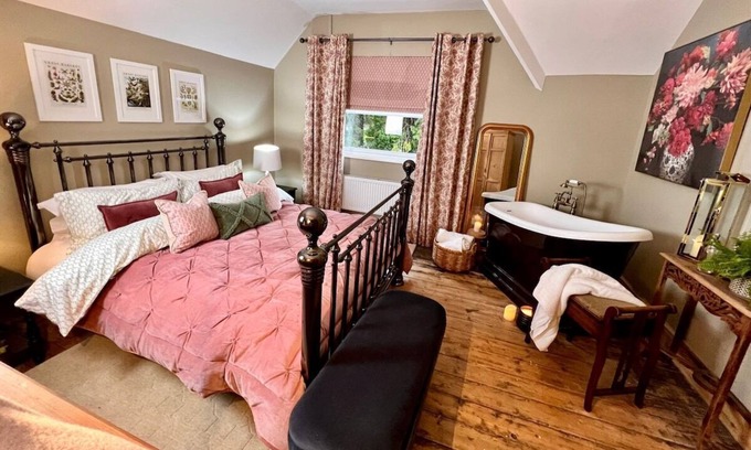 Merthyr Tydfil Apartment | Central Location | Roll Top Bath | Free Parking