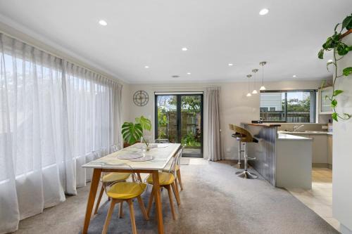 Lower Hutt Villa | Central Lower Hutt Gem - Steps to Queensgate & Station