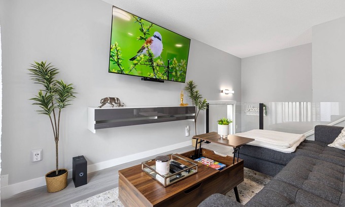 Southwest Calgary House | Central Luxury 4 Bed Home with A/C | Fast wifi | Rainfall showers | BBQ