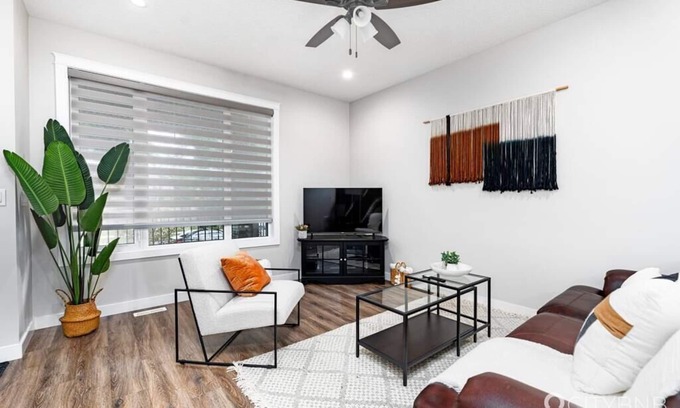 North Central Edmonton House | Central. New Duplex. Sleeps 6. 3 bed/2 bath.