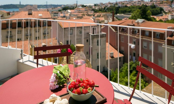Merces Apartment | Central Rooftop Apartment by LovelyStay
