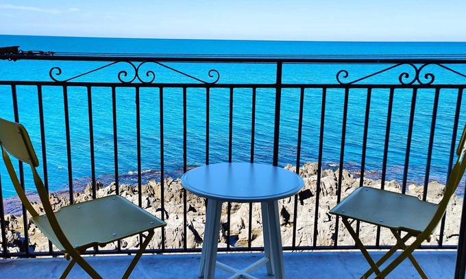Old Town House | Central Room With Balcony And Amazing Sea View