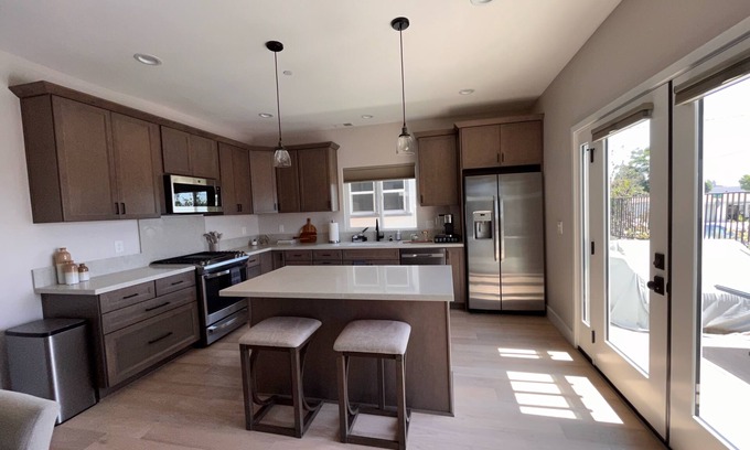 Morena House | CENTRAL SAN DIEGO *Rooftop Deck* Spacious 3 BR home