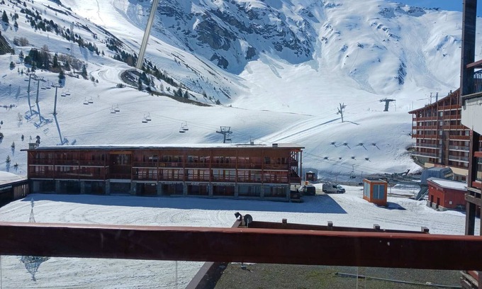 Arc-2000 Apartment | Central studio for 4, balcony, ski-in/ski-out & TV