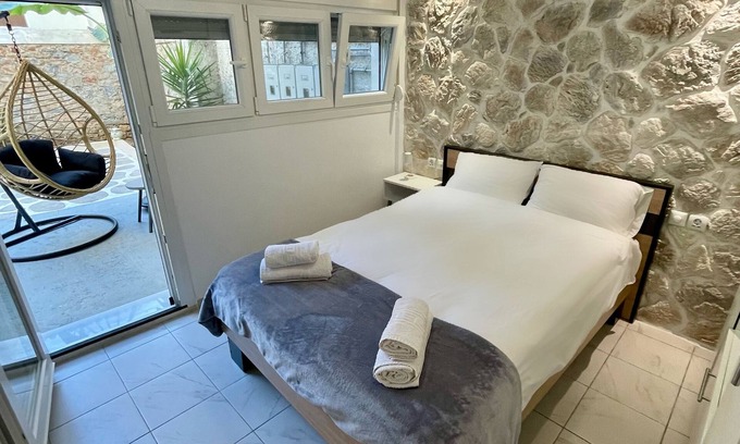 Volos City Centre Apartment | Central Studio Flat with Garden