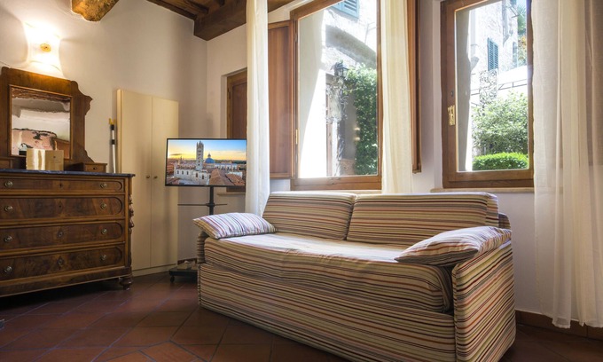 Siena Historical Center Apartment | Central Studio with Garden in the Duomo area