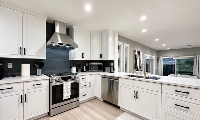 South Sundale House | Central Stylish New 3B2b with Pool in Fremont