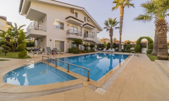 Kemer Villa | Central Villa with Garden and Pool in Kemer