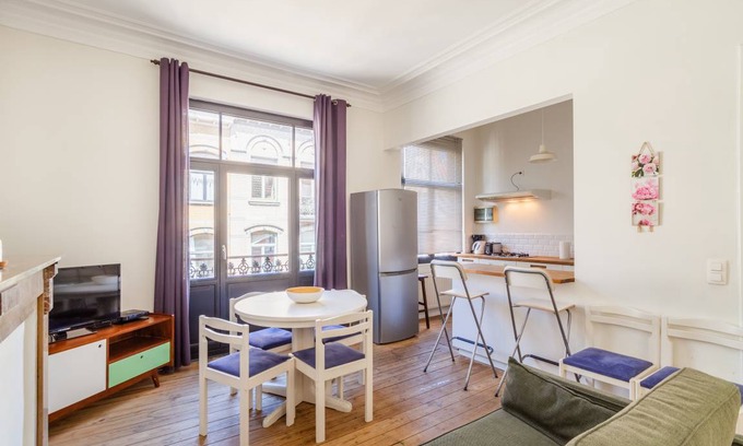 Sint-Gillis Apartment | Centrally located bright 2 room apartment in trendy st Gilles self check in