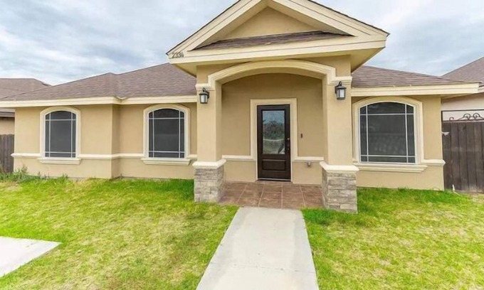Eagle Pass House | Centrally located 3 bedroom house in prestige neighborhood