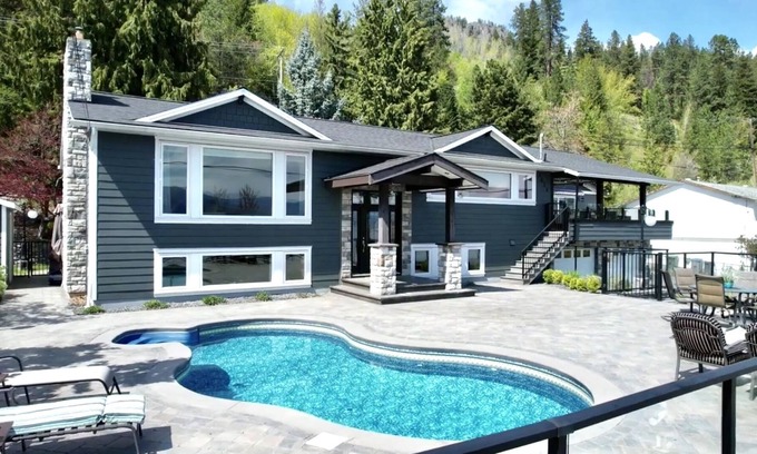 Central Okanagan House | Centrally- located lakeside home on shore of beautiful Okanagan Lake