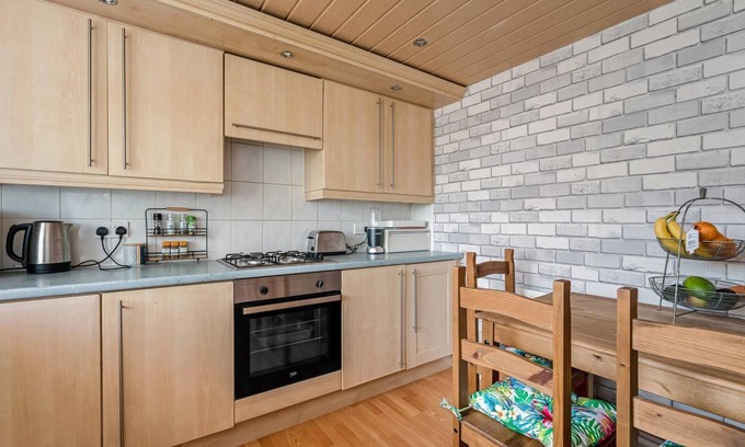 Cumbernauld Cottage | Centrally Situated 1 Bedroom House in Cumbernauld