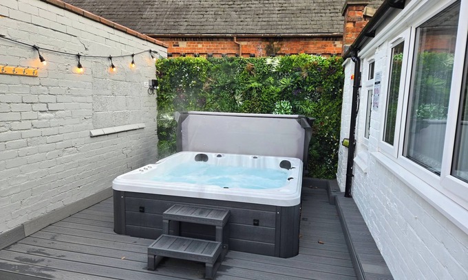Derby Apartment | Centre Apartment - Sleeps 2 & Roof Top Hot Tub
