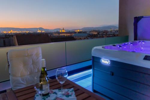 Csarnok negyed Apartment | Centropolitan Penthouse I Jacuzzi I FreeParking I SelfCheckIn