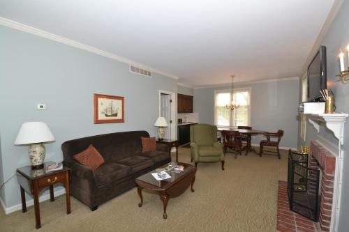 Bloomington Hotel | Century Suites Hotel