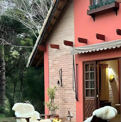 Cunha Ski Chalet | Chalé Azaléa com roupas de cama e banho internet de alta velocidade smart tv lareiras decks jardim cozinha equipada estacionamento privativo floresta relaxamento descanso e silêncio no campo