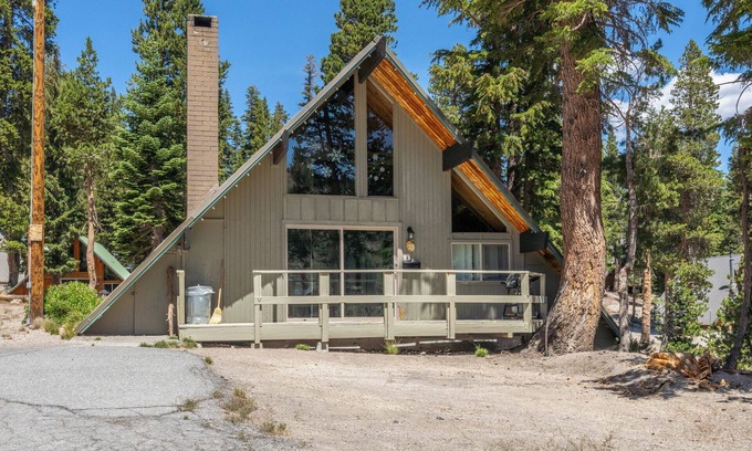 Mammoth Lakes Ski Chalet | Chalet #15, Charming Ski in/Ski Out Steps to the