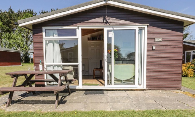 Padstow Ski Chalet | CHALET 209, family friendly, with a garden in St Merryn