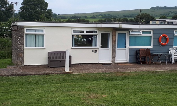 Sandown Ski Chalet | Chalet 21, Sandown Bay, Isle of Wight, Free WiFi, Sleeps 4-6