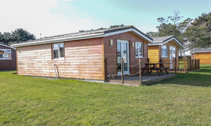 Padstow Cottage | CHALET 216- THE BEACH RETREAT, family friendly in St Merryn