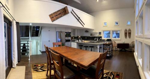 Killington House | Chalet 91 at Killington - 4BR Luxury Lodge with Hot Tub, Sauna, Pool Table