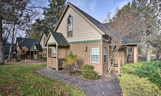 Klamath Falls House | Chalet at Running Y Resort with Wraparound Deck!
