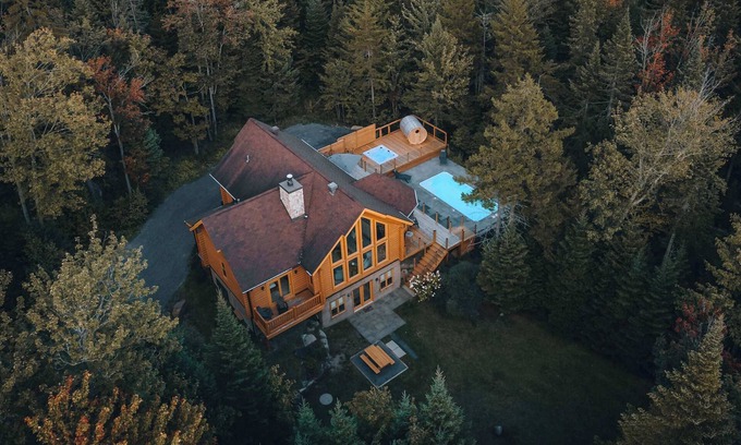Fiddler Lake Resort Ski Chalet | Chalet Blue Jay at Fiddler Lake with hot tub, sauna, and private pool.