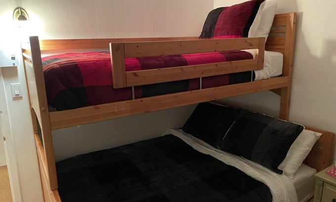 Eastman Ski Chalet | Chalet Bord de L'eau, Directement Voisin de Parc Orford