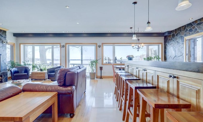 Pincourt Ski Chalet | Chalet Chaleureux Sur Le Bord De Leau Naviguable