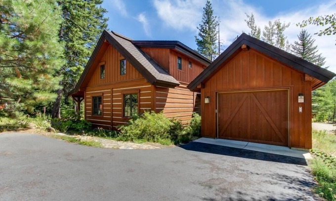 Tamarack Ski Chalet | Chalet Charmant - Serene Chalet |Private Hot Tub |Wood Fireplace