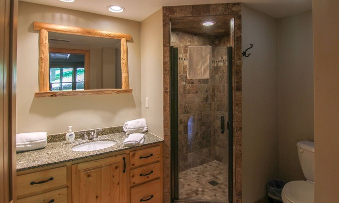 Thompsonville Cabin | Chalet Crystal Mountain - 6 Bedroom - 3 Bath Log Cabin