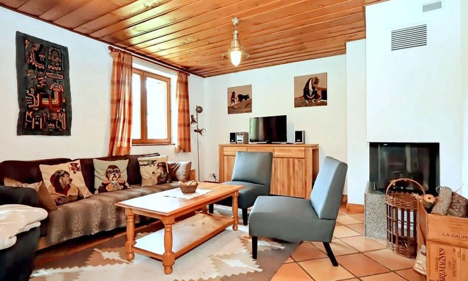 Les Houches Ski Chalet | Chalet familal pour 8, calme, proche centre et remontées mécaniques, parking et jardin inclus