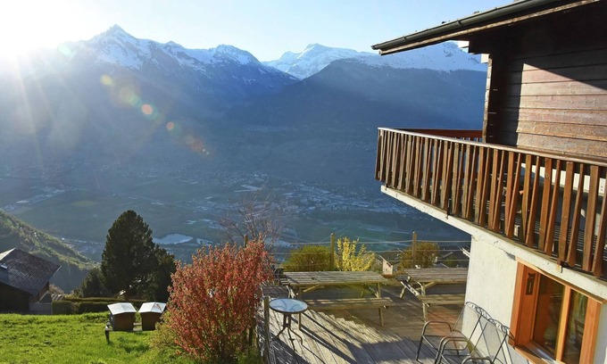 Veysonnaz Ski Chalet | chalet for 6 people with views of Veysonnaz.