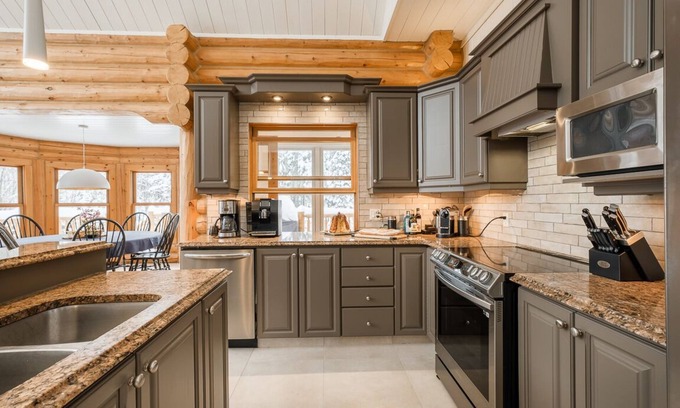 Fiddler Lake Resort Ski Chalet | Chalet Golden Bear on Fiddler Lake with private spa, sauna, heated pool & more!
