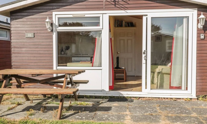 Padstow Ski Chalet | CHALET H1, family friendly in St Merryn