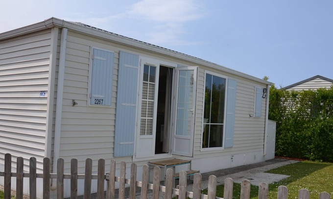 Bredene Ski Chalet | Chalet Harly at Kerlinga campsite within walking distance of the beach and stores.